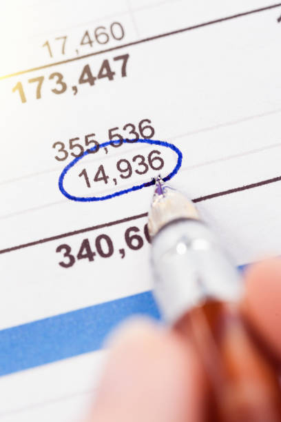 istock Fountain pen rings figure on financial document 1175207499