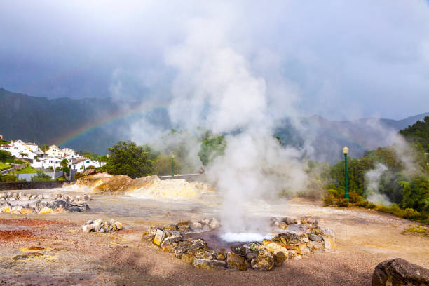 горячие термальные источники в фурнасе, азорские острова, португалия - sulphur landscape fumarole heat стоковые фото и изображения