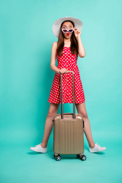 verticale a figura intera vista del corpo di bella attraente allegro pazzo pazzo funky positivo stupito ragazza dai capelli dritti che si divertono isolato su verde blu turchese luminoso vivido sfondo brillante - trolley bus foto e immagini stock