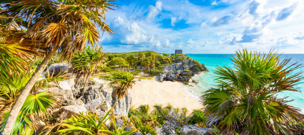 ruinas mayas de tulum en la costa tropical. templo de dios de los vientos en la playa paradisíaca. ruinas mayas de tulum, quintana roo, méxico. - mayan riviera fotografías e imágenes de stock