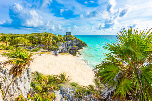 ruínas maias de tulum na costa tropical. templo do deus dos ventos na praia do paraíso. ruínas maias de tulum, quintana roo, méxico. - mayan riviera - fotografias e filmes do acervo