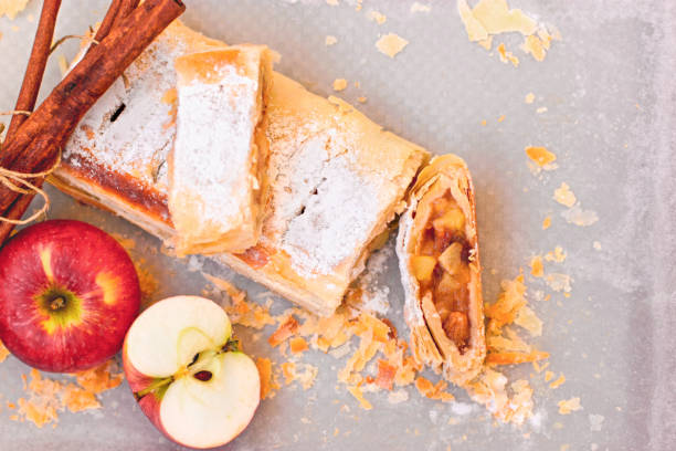 bolo de apple, strudel da maçã delicioso e alimento saudável - apple pie baked pastry crust apple - fotografias e filmes do acervo