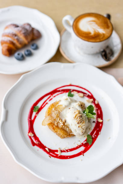 francuski tosty stylu brioche z lodami waniliowymi, gruszka, orzech, liść mięty i sos z czerwonej jagody. lekkie śniadanie rano, świeże ciepłe wypieki i aromatyczna kawa cappuccino - french toast toast butter breakfast zdjęcia i obrazy z banku zdjęć