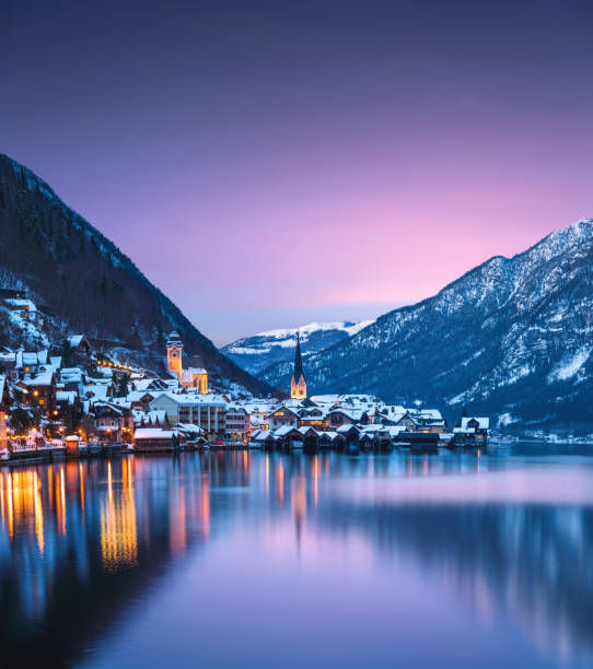 hallstatt at sunset - snow mountain austria winter imagens e fotografias de stock