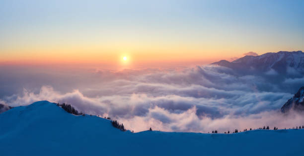 por encima de las nubes - solitude mountain range ridge mountain peak fotografías e imágenes de stock