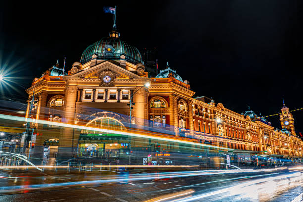 estação flinders st - yarra river - fotografias e filmes do acervo