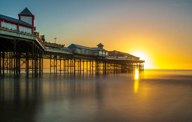 блэкпул пирс октябрь закат - blackpool pier стоковые фото и изображения