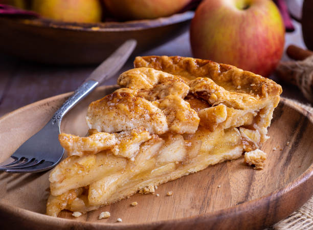 scheibe von apple pie - apfelkuchen stock-fotos und bilder