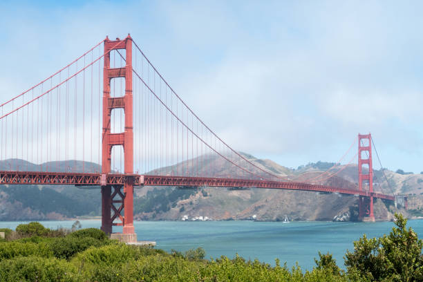 vista lontana dell'iconico ponte del golden gate a san francisco, california, stati uniti. - golden gate bridge san francisco county bridge skyline foto e immagini stock