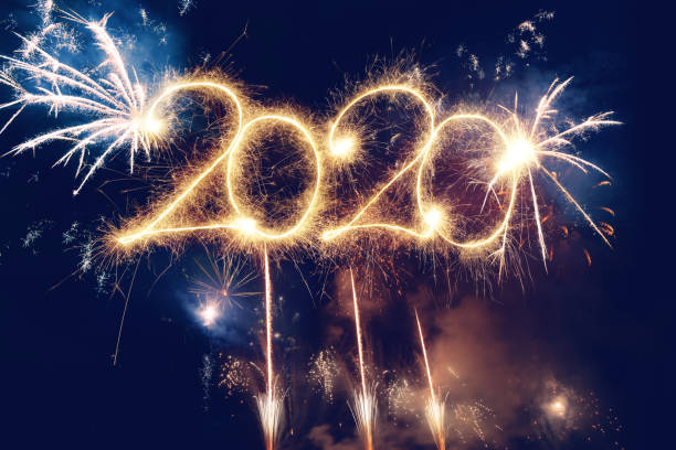 sparkler feliz año nuevo 2020 con fuegos artificiales - 2020 fotografías e imágenes de stock