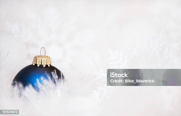 Decoração De Natal - Fotografias de stock e mais imagens de Azul - Azul, Bola de Árvore de Natal, Branco