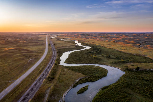 river méandres dans les sandhills du nebraska - nebraska midwest usa farm prairie photos et images de collection