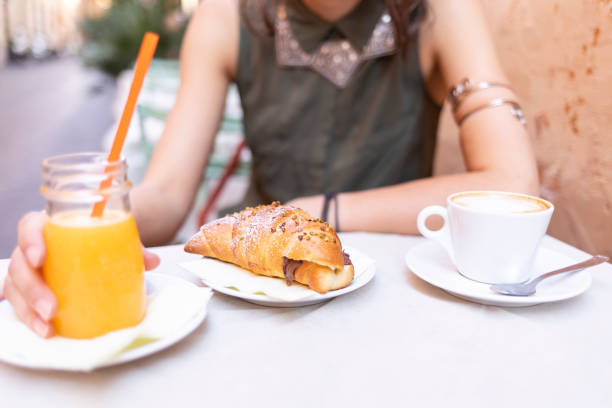 detalhe do pequeno almoço - italian culture pastry food rome - fotografias e filmes do acervo