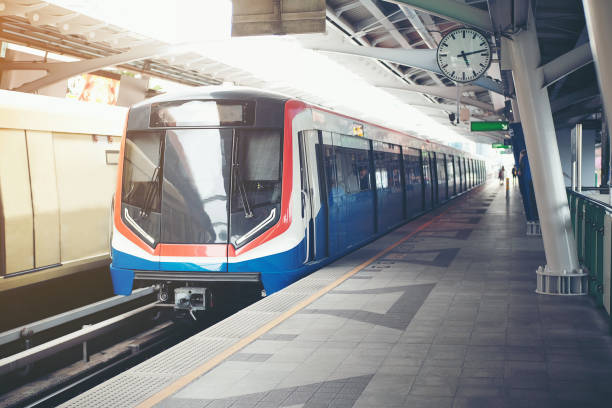 Public mass transit that is waiting to receive and send passengers is in an urgent time. Public mass transit that is waiting to receive and send passengers is in an urgent time. bts skytrain stock pictures, royalty-free photos & images