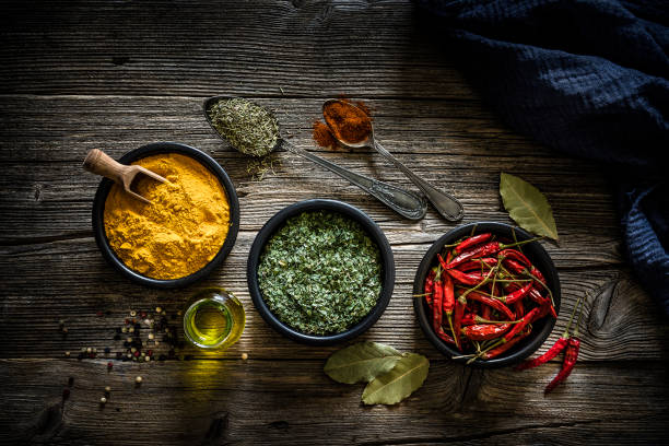 специи: куркума, перец чили и сушеная петрушка выстрел сверху - indian culture spice cooking herb стоковые фото и изображения