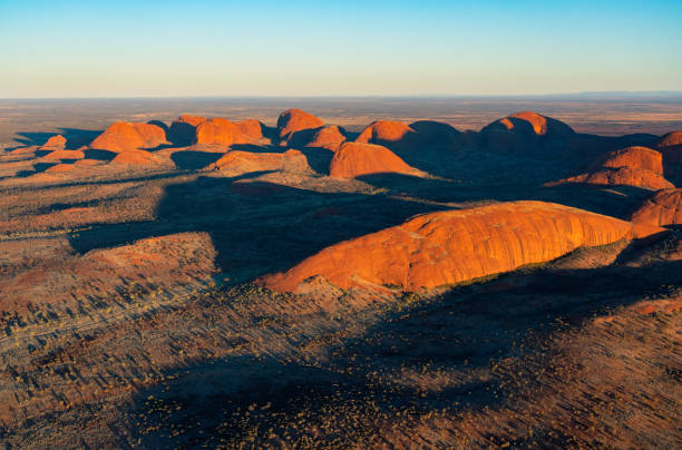 aerial view of kata tjuta in the evening sun - olgas imagens e fotografias de stock