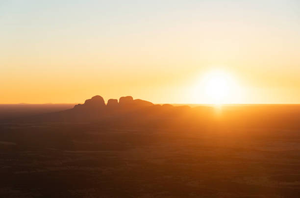 kata tjuta au coucher du soleil - northern territory flash photos et images de collection