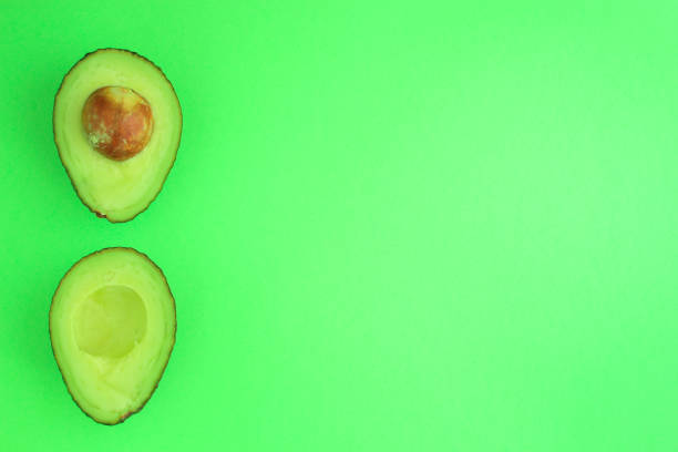 aguacate (fruta verde y madura, vitaminas) concepto de menú superior. antecedentes alimentarios. copiar espacio - avocado seed cross section food and drink fotografías e imágenes de stock