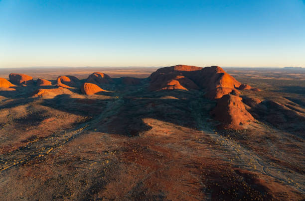 aerial view of kata tjuta in the evening sun - olgas imagens e fotografias de stock