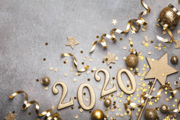 fondo de vacaciones con decoraciones navideñas doradas y números de año nuevo 2020 y estrellas de confeti vista superior. - 2020 fotografías e imágenes de stock