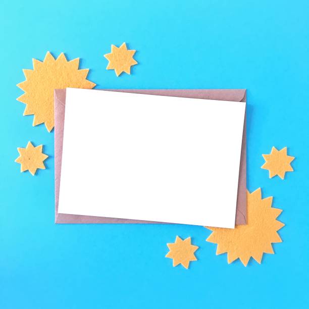 mockup da cartolina bianca con stelle di feltro giallo e sfondo blu. mockup piatto per biglietti d'auguri, inviti, volantini, stampe, volantini, carta di cancelleria, lettere. miniature di prodotto colorate. - thumbnails foto e immagini stock