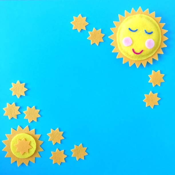 コピースペースと青い背景に手作りのフェルト星と太陽の配置。笑顔の太陽手作りのウェブデザインのための正方形の青いバナーヘッダーは、コピースペースを持つベビーベッドモバイル用� - felt blue textured textile ストックフォトと画像