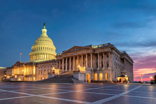 washington dc, us capitol building bei sonnenuntergang - night cityscape reflection usa stock-fotos und bilder