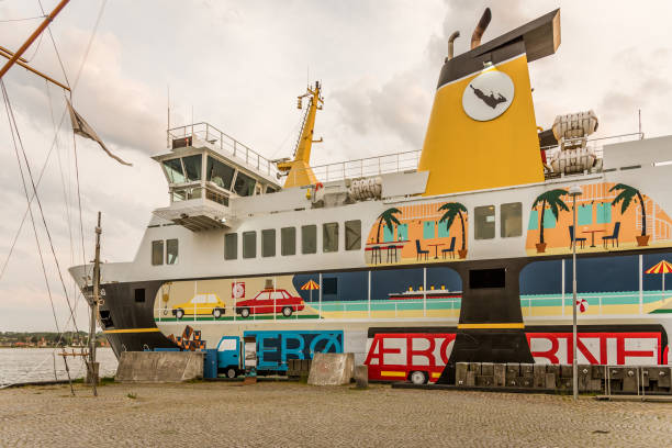 el colorido ferry a aeroe en el muelle en la terminal portuaria de svendborg - aeroe fotografías e imágenes de stock