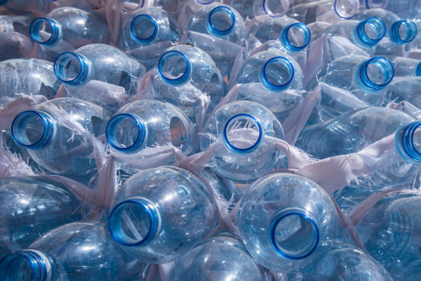 открытые бутылки с водой крупным планом - water bottle plastic bottle bottling plant стоковые фото и изображения