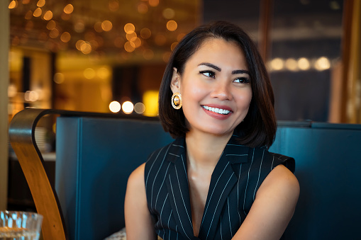 Retrato de una empresaria asiática sonriendo a la cámara en la oficina photo