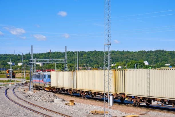 entrena con vagones de contenedores en un patio - shunting yard freight train cargo container railroad track fotografías e imágenes de stock