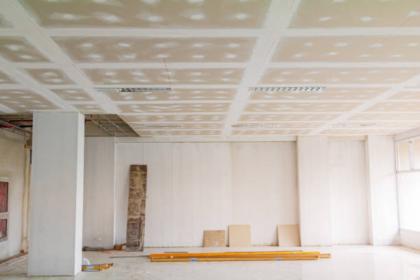 placa de gesso estrutura do teto e gesso argamassa parede pintada fundação branco decorar interior quarto no canteiro de obras de construção - instalação de arte - fotografias e filmes do acervo