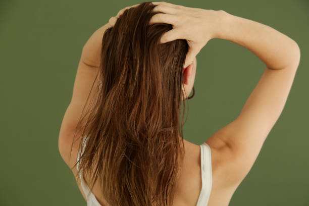 스튜디오 샷 의 여자 적용 헤어 오일 와 그녀의 손가락 - hair care 뉴스 사진 이미지