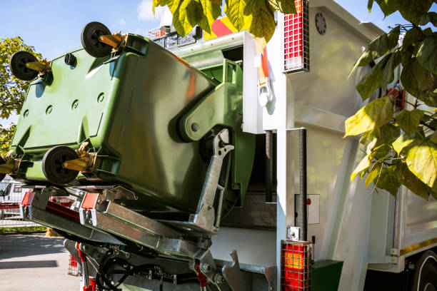 contenedor de eliminación de elevación de camiones basura - camion de basura fotografías e imágenes de stock