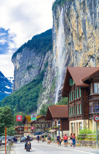 grindelwald valley, switzerland - travel vertical tourist switzerland imagens e fotografias de stock