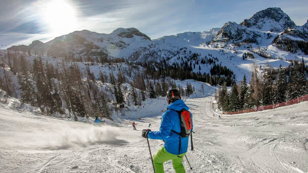 nassfeld - ein skifahrer steht auf einer verschneiten piste - apres ski snow winter european alps stock-fotos und bilder
