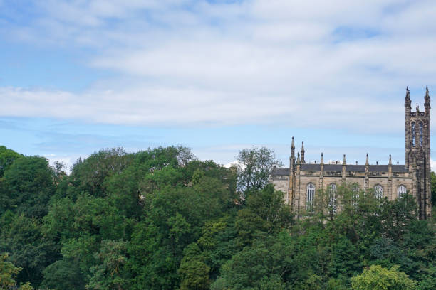 la chiesa nel villaggio dean di edimburgo vista dal ponte dean - bridge edinburgh panoramic scenics foto e immagini stock