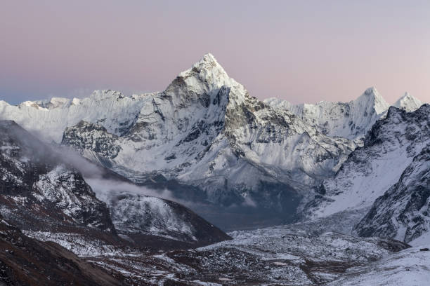 tôt le matin lumières au-dessus de la montagne ama dablam sommet sur le trek everest base camp dans l'himalaya, népal. - base relief photos et images de collection