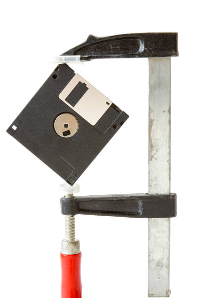 un disquete atrapado en abrazaderas de carpintería - clutch disk fotografías e imágenes de stock