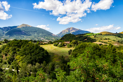 Panorama de las montañas gemelas alrededor de Campli, Abruzzo, Italia. Monti Gemelli (Montañas Gemelas) perteneció al Parque Nacional Italiano Gran Sasso y Monti della Laga photo