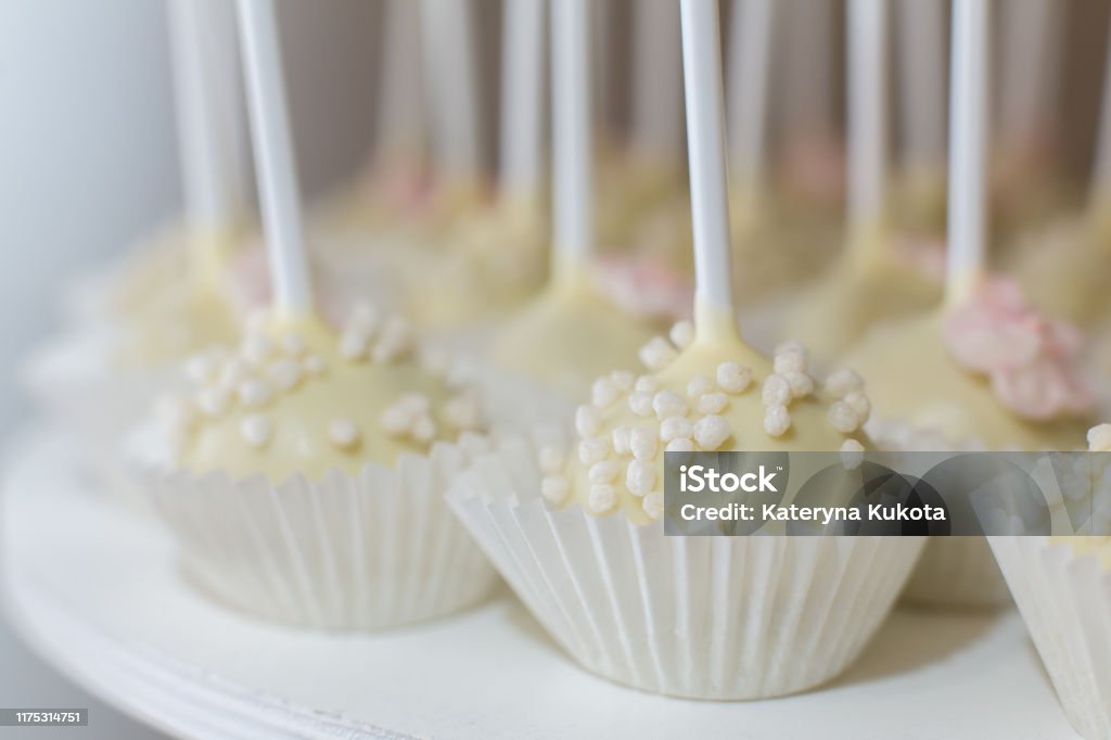 Matron Bespreken Gorgelen Plate Of Pop Cake Or Sticky Cakes Stylish Pastries As A Decoration For The  Holidays Sweet Bar Stock Photo - Download Image Now - iStock
