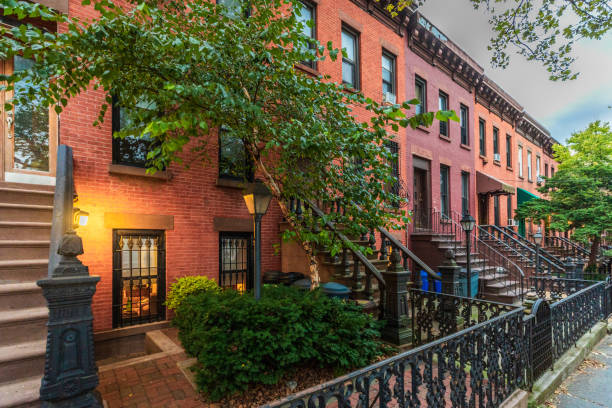 fila di appartamenti a brooklyn - brooklyn row house townhouse house foto e immagini stock