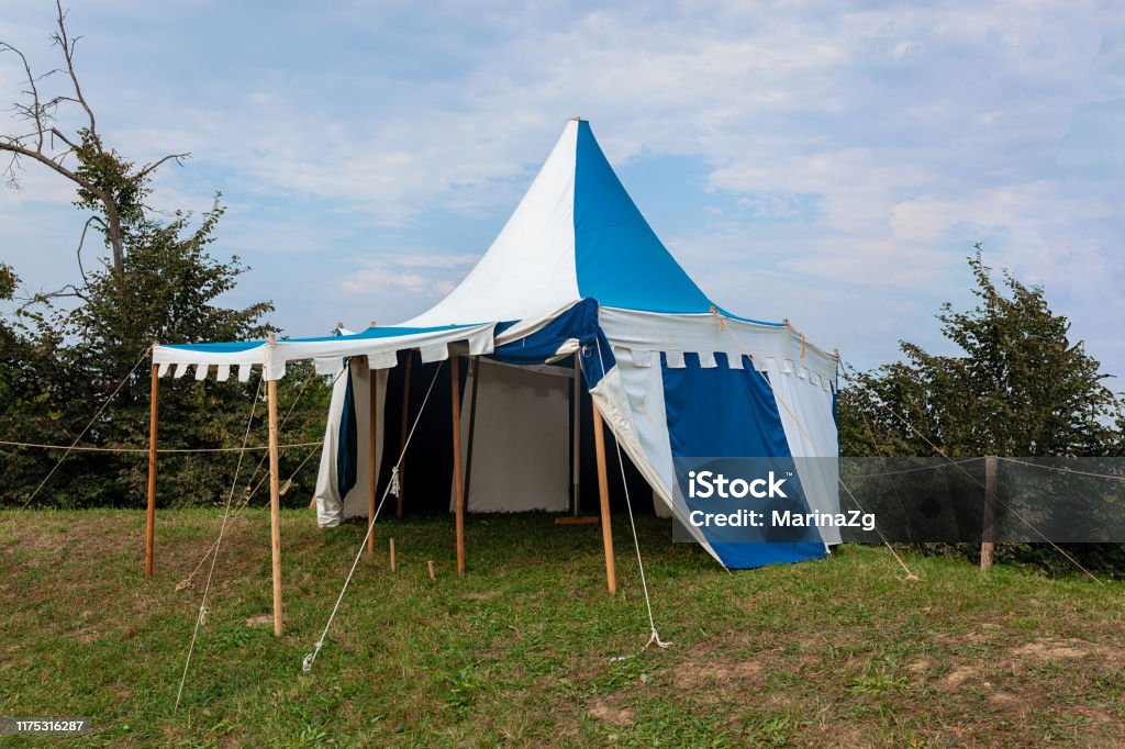 werknemer breuk Weg huis Blue And White Medieval Tent Standing On The Hill Top With Blue Sky And  White Clouds In The Background Stock Photo - Download Image Now - iStock