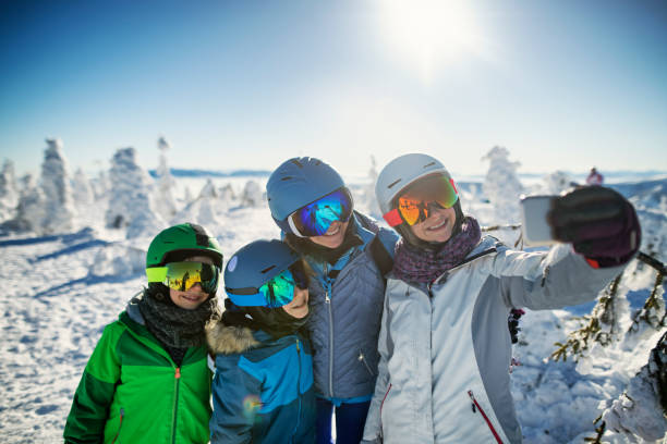 familia haciendo selfies en la pista de esquí - mobile phone group of people photographing teenager fotografías e imágenes de stock