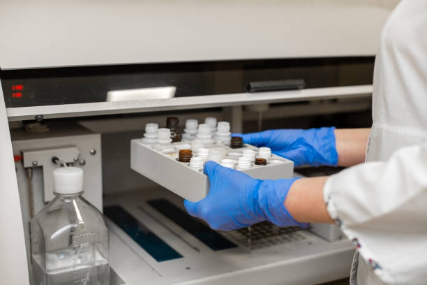 自動血液サンプル分析装置の実験室の技術者のテストの血 - automated lancet ストックフォトと画像