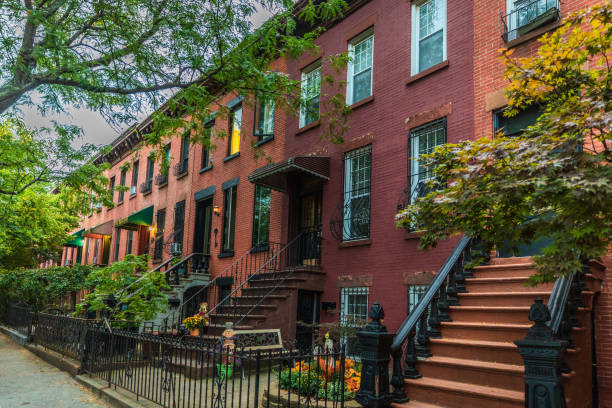 fila de apartamentos en brooklyn - piedra caliza de color rojizo fotografías e imágenes de stock