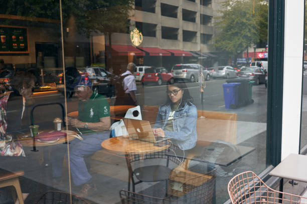 mujer joven en una cafetería starbucks - starbucks coffee coffee shop women fotografías e imágenes de stock