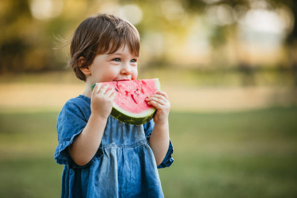 ragazza carina che mangia anguria - picnic watermelon summer food foto e immagini stock