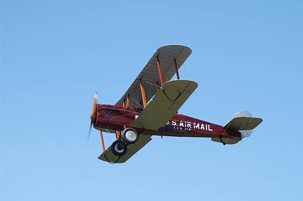 nós ocorreu avião biplano de havilland dh4 avião voando - dh - fotografias e filmes do acervo