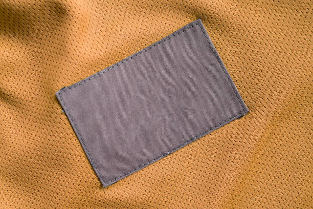 roupa do cuidado da lavanderia patch etiqueta em tecido de poliéster jersey esporte textura - label textile shirt stitch - fotografias e filmes do acervo